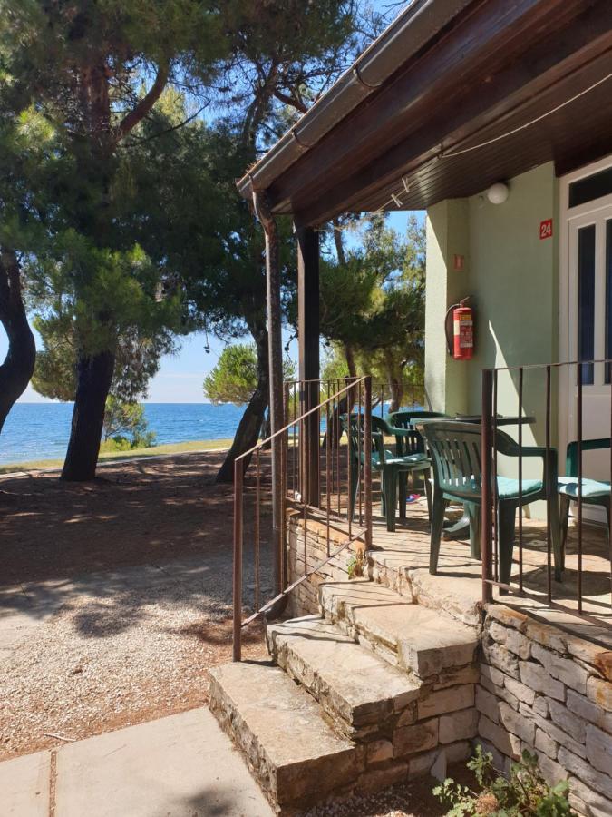 Family Bungalow Pineta Новиград Екстериор снимка