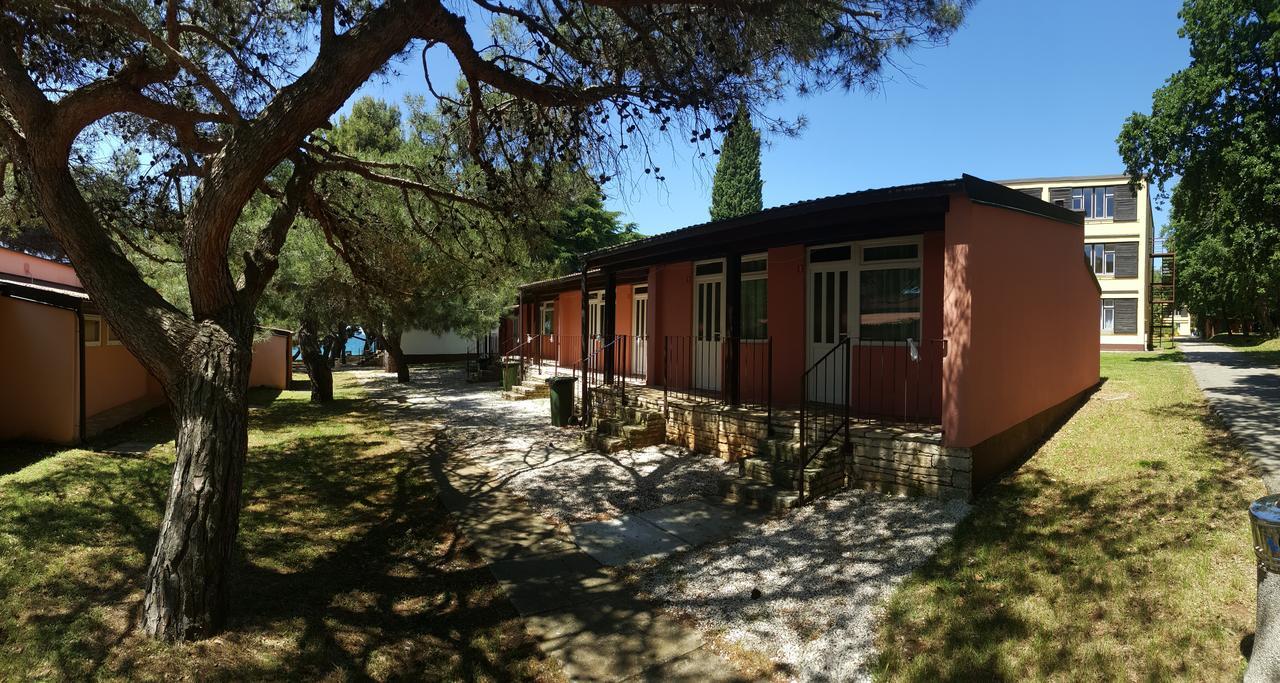 Family Bungalow Pineta Новиград Екстериор снимка